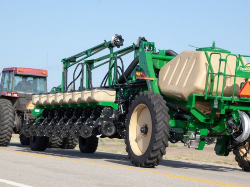 Gareeggenfelder des Typs Great Plains YP 1625F,  in Дніпропетровськ (Bild 1)