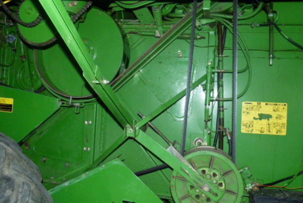 Oldtimer-Mähdrescher des Typs John Deere 1055, Neumaschine in Струмівка (Bild 6)