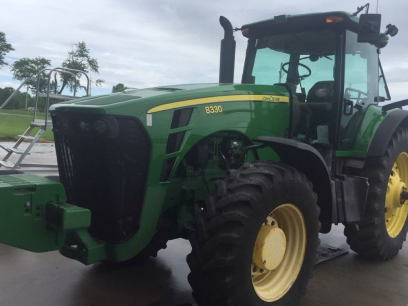 Oldtimer-Traktor des Typs John Deere 8330, Neumaschine in Одеса (Bild 1)