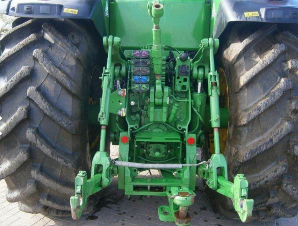 Oldtimer-Traktor des Typs John Deere 8360R,  in Київ (Bild 3)