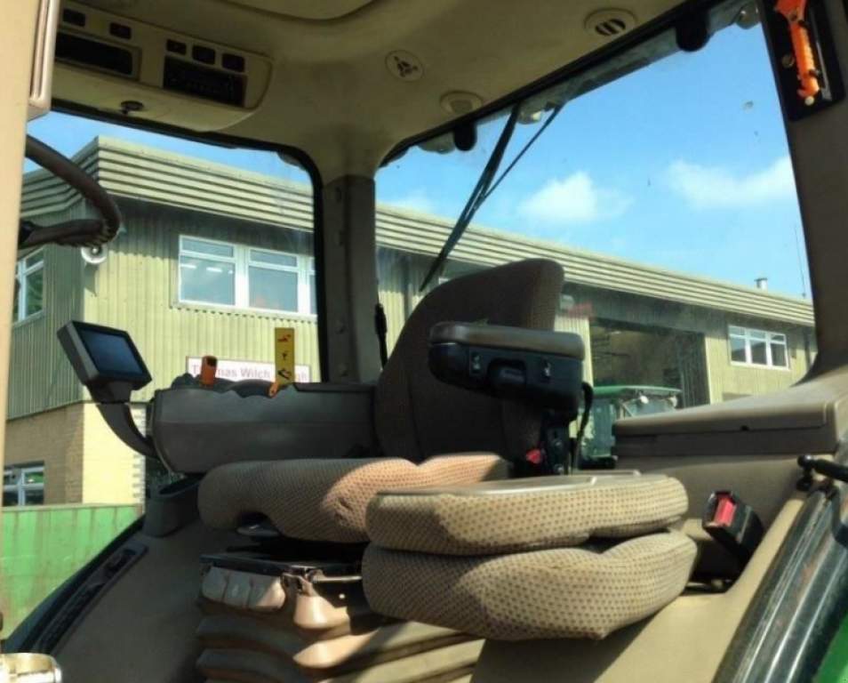 Oldtimer-Traktor des Typs John Deere 8360R,  in Київ (Bild 5)