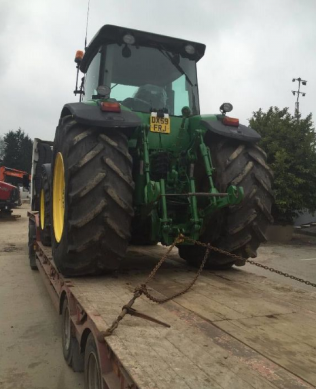 Oldtimer-Traktor des Typs John Deere 8530,  in Київ (Bild 2)