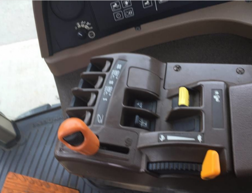 Oldtimer-Traktor des Typs John Deere 8530,  in Київ (Bild 8)