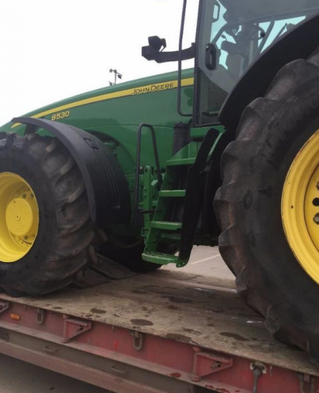 Oldtimer-Traktor des Typs John Deere 8530,  in Київ (Bild 3)