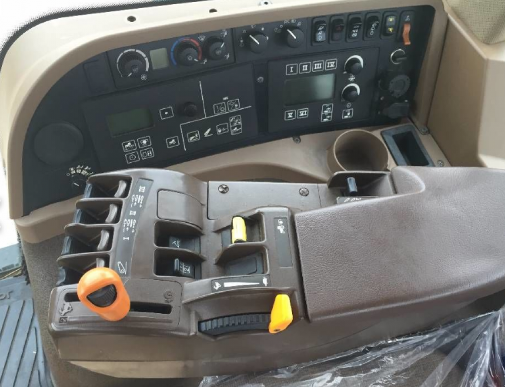 Oldtimer-Traktor des Typs John Deere 8530,  in Київ (Bild 10)