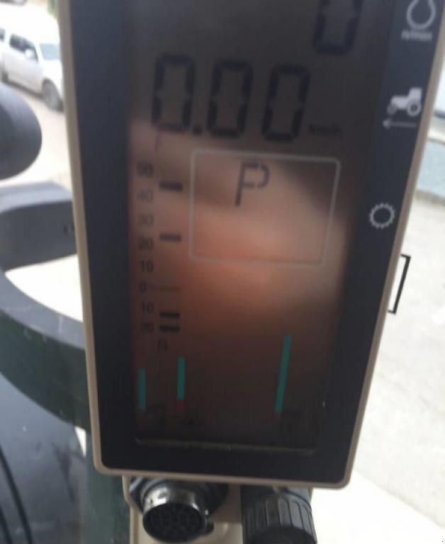 Oldtimer-Traktor des Typs John Deere 8530,  in Київ (Bild 5)