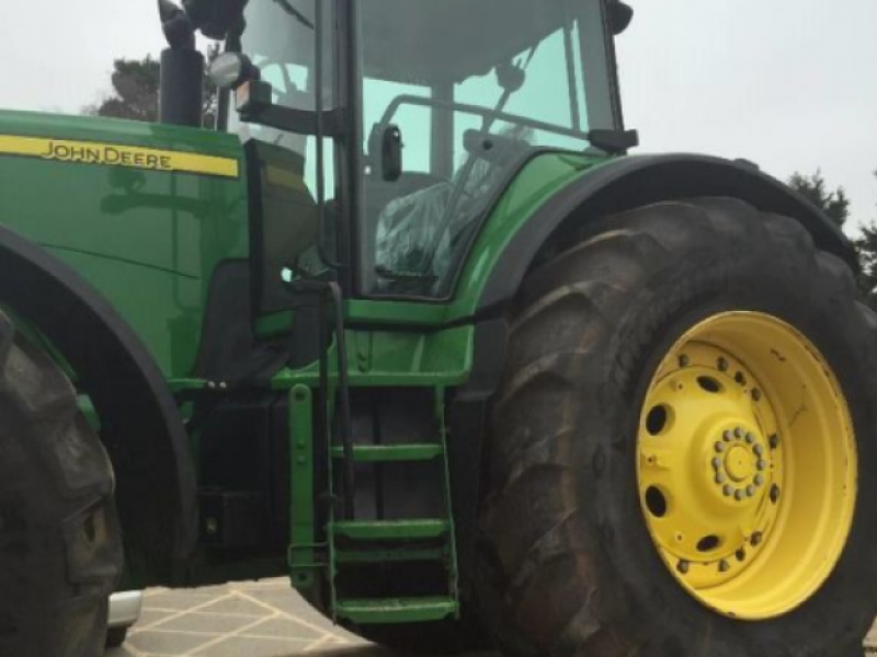 Oldtimer-Traktor des Typs John Deere 8530,  in Київ (Bild 1)