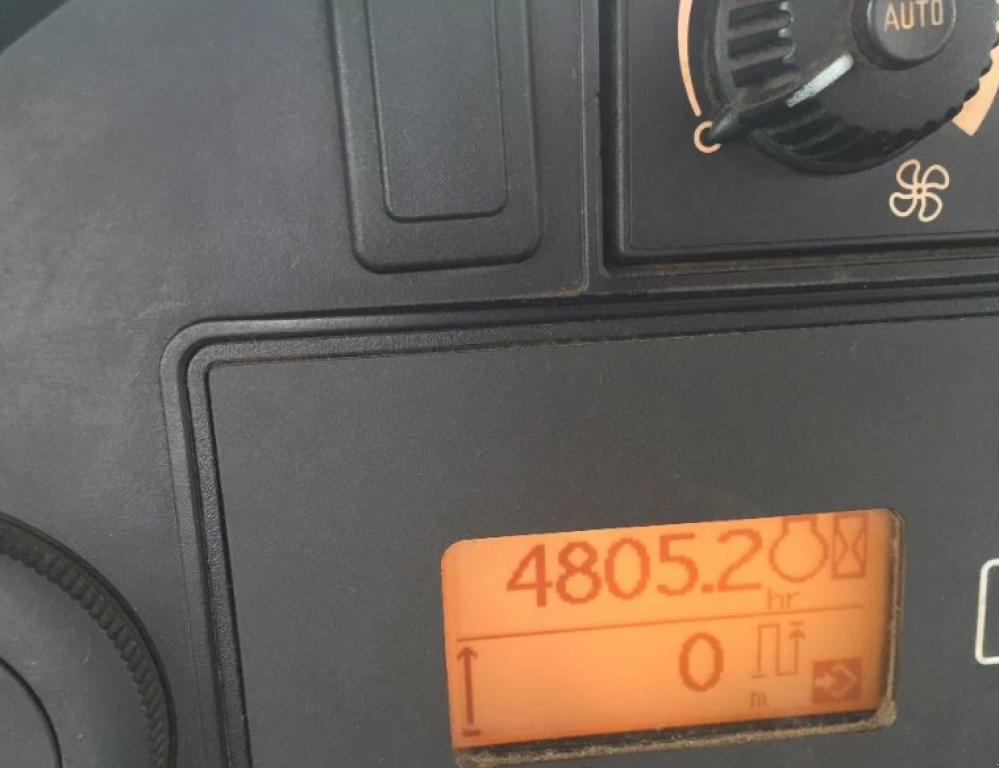 Oldtimer-Traktor des Typs John Deere 8530,  in Київ (Bild 4)