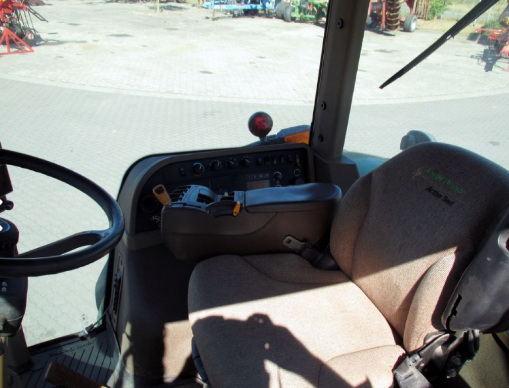 Oldtimer-Traktor des Typs John Deere 8230, Neumaschine in Київ (Bild 6)