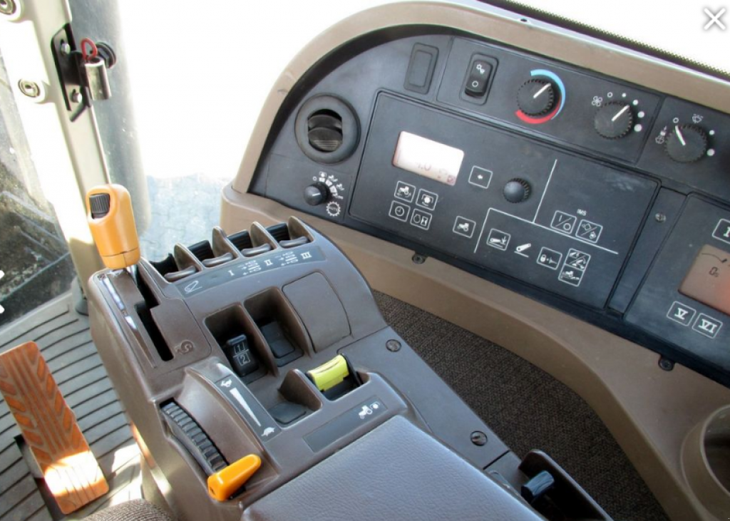 Oldtimer-Traktor des Typs John Deere 8230, Neumaschine in Київ (Bild 7)