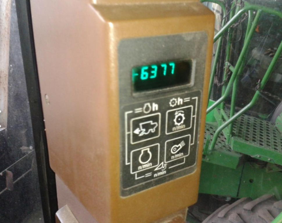 Oldtimer-Mähdrescher des Typs John Deere 9500, Neumaschine in Побузьке (Bild 5)