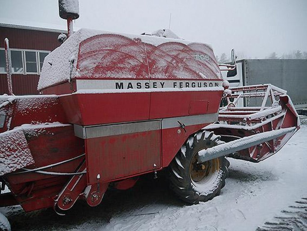 Oldtimer-Mähdrescher des Typs Massey Ferguson 206, Neumaschine in Рівне (Bild 9)