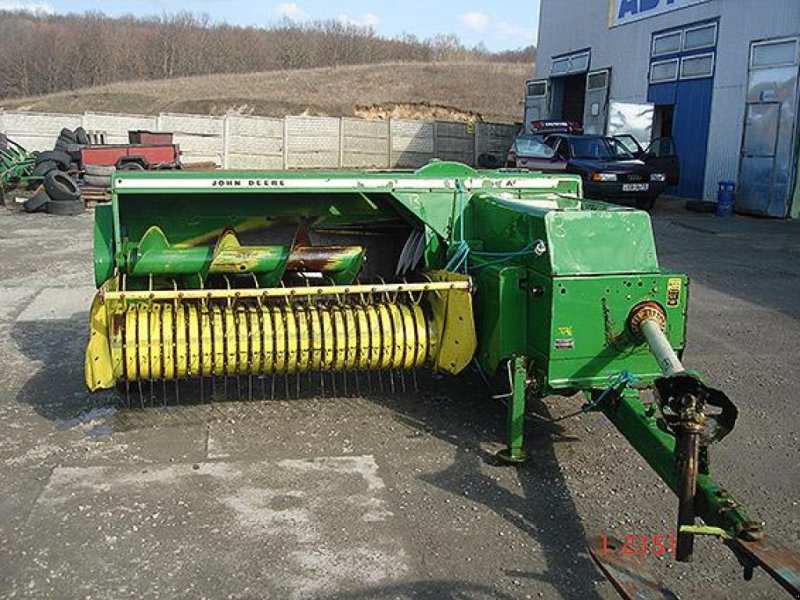 Hochdruckpresse des Typs John Deere 456А,  in Рівне (Bild 1)