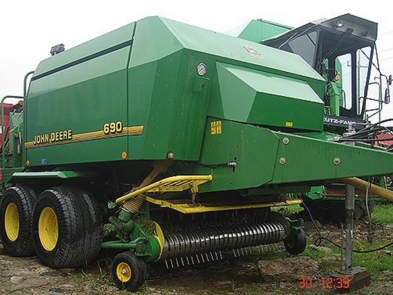 Hochdruckpresse des Typs John Deere 690,  in Рівне (Bild 1)