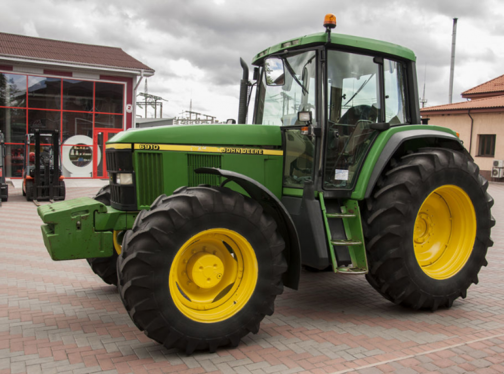 Oldtimer-Traktor des Typs John Deere 6910, Neumaschine in Луцьк (Bild 2)