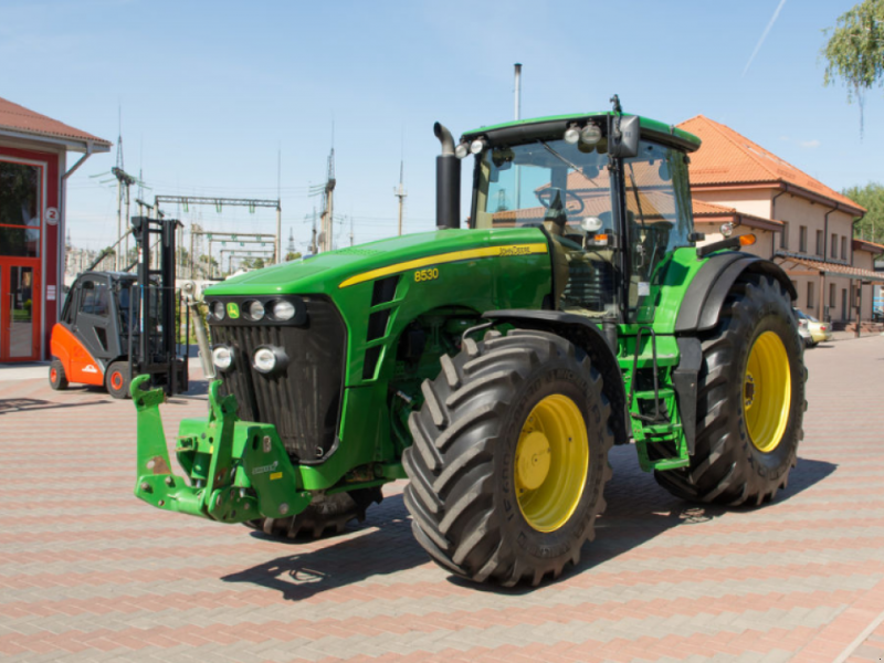 Oldtimer-Traktor des Typs John Deere 8530,  in Луцьк (Bild 1)