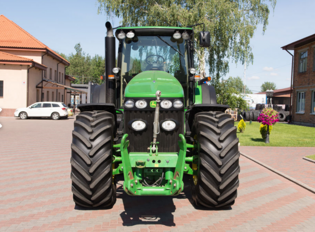 Oldtimer-Traktor des Typs John Deere 8530,  in Луцьк (Bild 7)