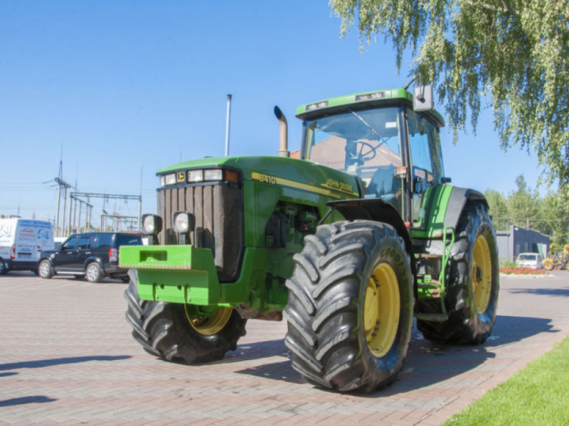 Oldtimer-Traktor des Typs John Deere 8410, Neumaschine in Луцьк (Bild 1)