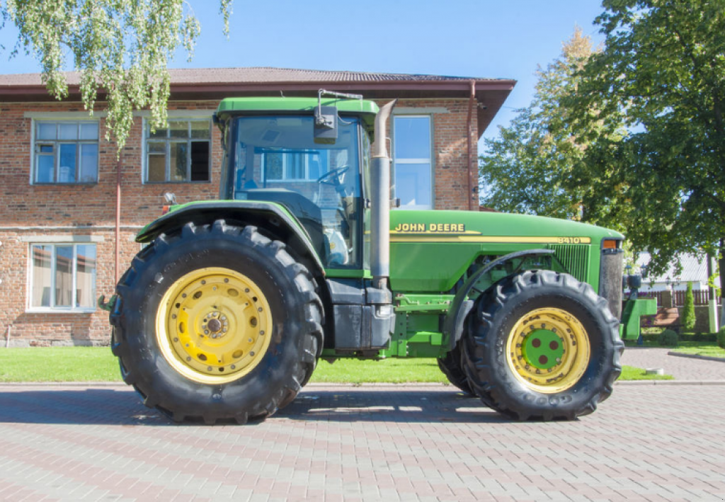 Oldtimer-Traktor des Typs John Deere 8410, Neumaschine in Луцьк (Bild 5)