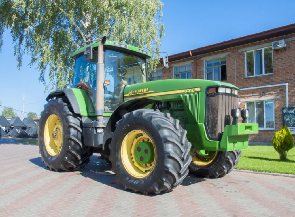 Oldtimer-Traktor des Typs John Deere 8410, Neumaschine in Луцьк (Bild 4)