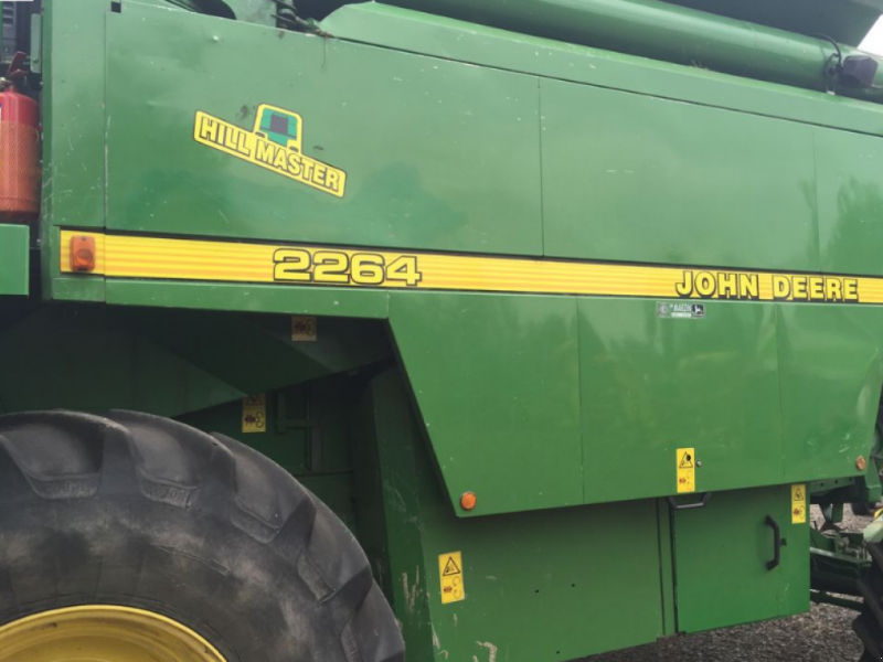 Oldtimer-Mähdrescher des Typs John Deere 2264,  in Макаров (Bild 1)