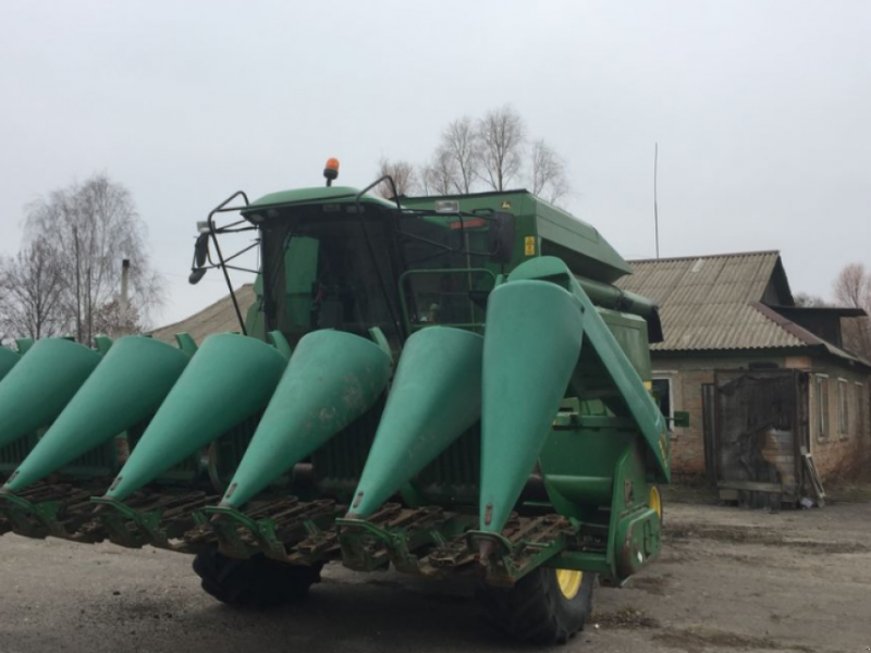 Maispflückvorsatz des Typs John Deere 892,  in Макаров