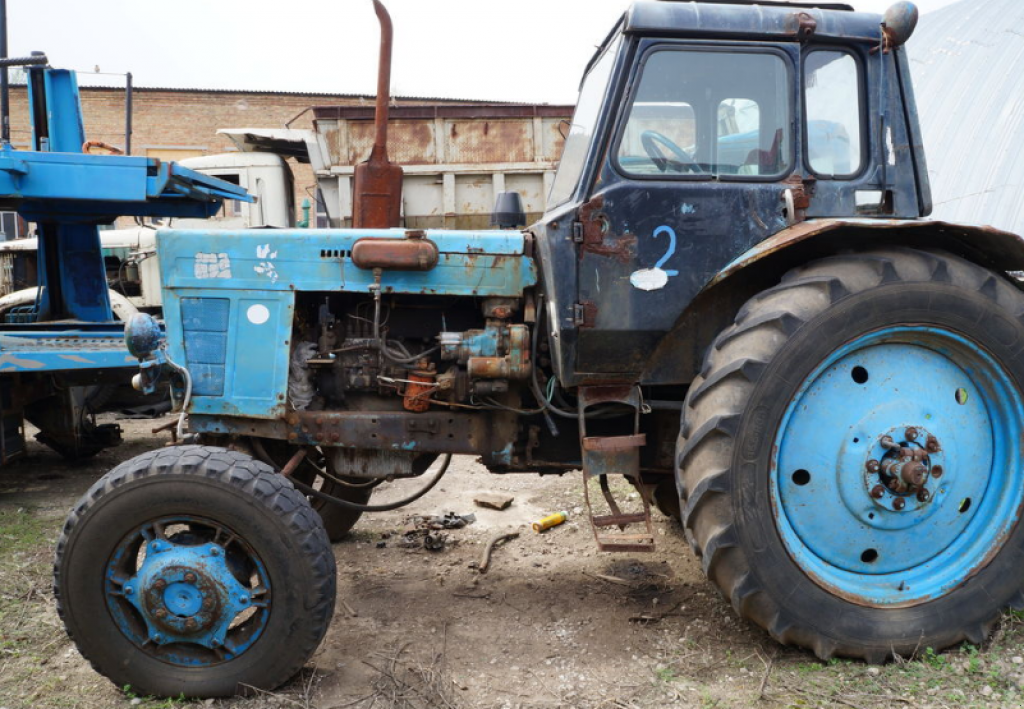 Oldtimer-Traktor des Typs Belarus Беларус-82, Neumaschine in Запоріжжя (Bild 1)