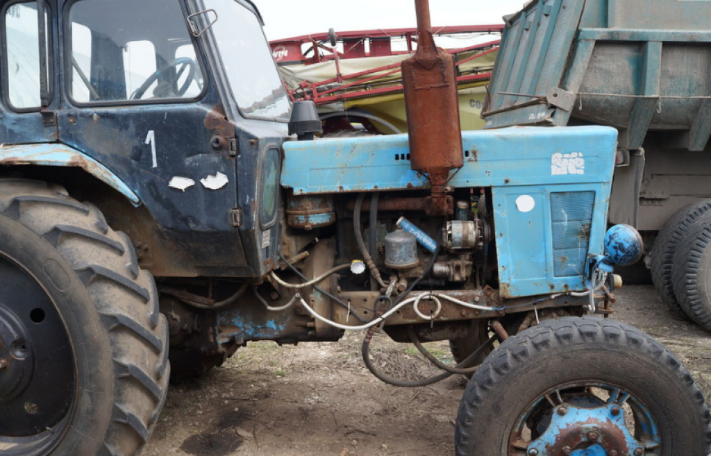 Oldtimer-Traktor des Typs Belarus Беларус-82, Neumaschine in Запоріжжя (Bild 2)