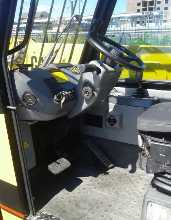 Teleskopstapler des Typs Caterpillar TH62,  in Київ (Bild 4)