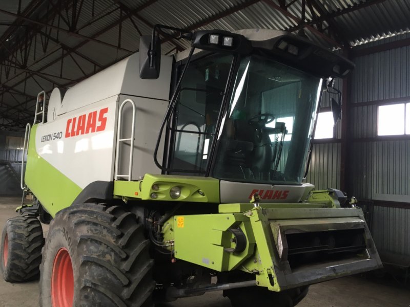 Oldtimer-Mähdrescher des Typs CLAAS Lexion 540, Neumaschine in Бузова (Bild 1)