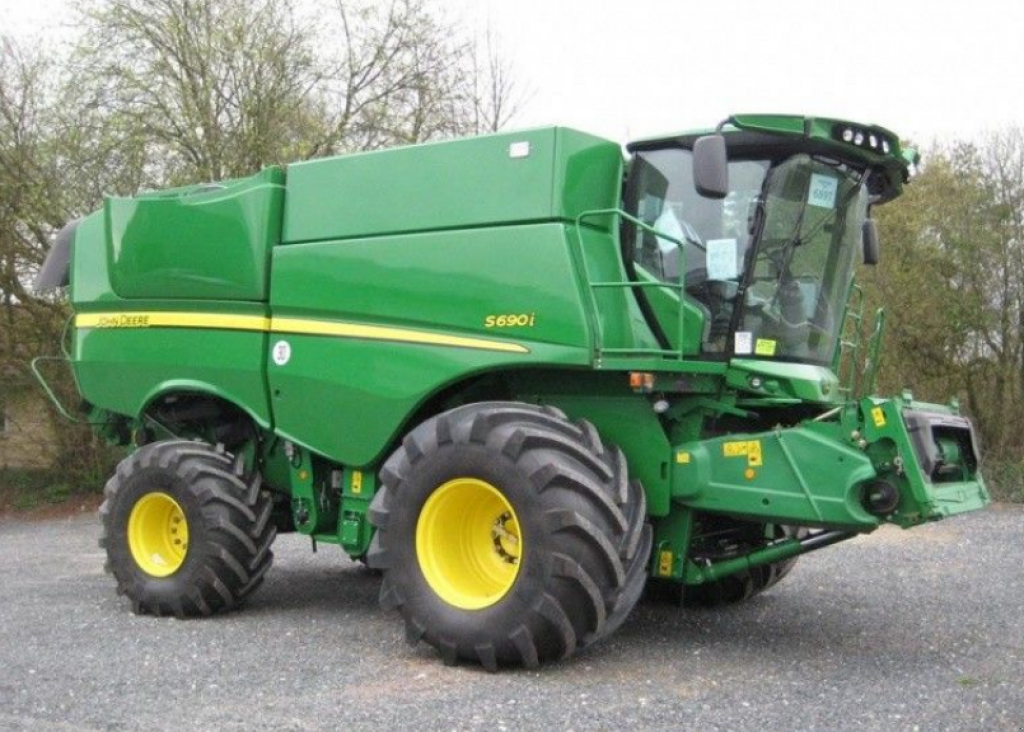 Oldtimer-Mähdrescher des Typs John Deere S690i HillMaster, Neumaschine in Чорномор'ївка (Bild 1)