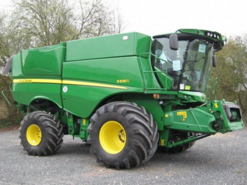 Oldtimer-Mähdrescher des Typs John Deere S690i HillMaster, Neumaschine in Чорномор'ївка (Bild 1)