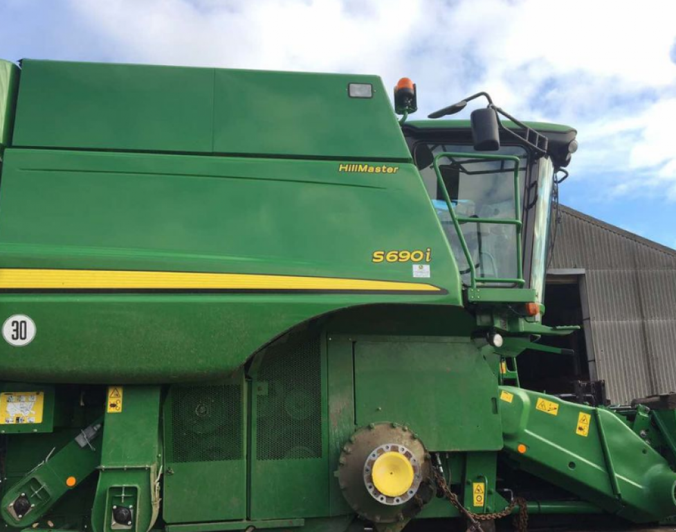 Oldtimer-Mähdrescher des Typs John Deere S690i HillMaster, Neumaschine in Чорномор'ївка (Bild 7)