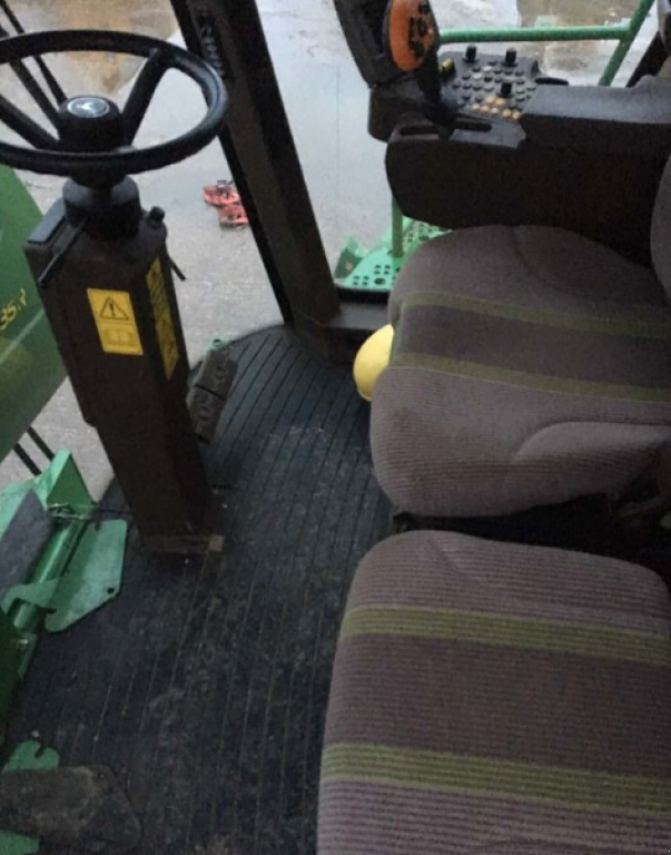 Oldtimer-Mähdrescher des Typs John Deere S690i HillMaster, Neumaschine in Чорномор'ївка (Bild 8)