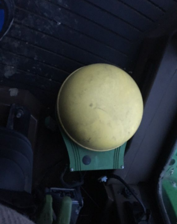 Oldtimer-Mähdrescher des Typs John Deere S690i HillMaster, Neumaschine in Чорномор'ївка (Bild 9)