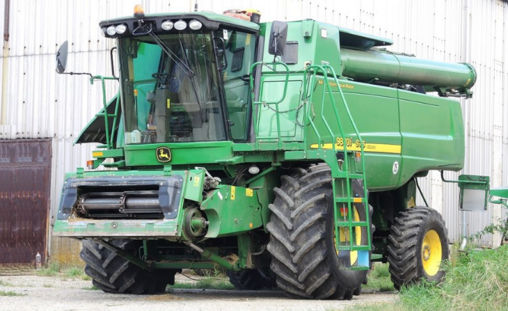 Oldtimer-Mähdrescher des Typs John Deere 9880i STS, Neumaschine in Чорномор'ївка (Bild 1)