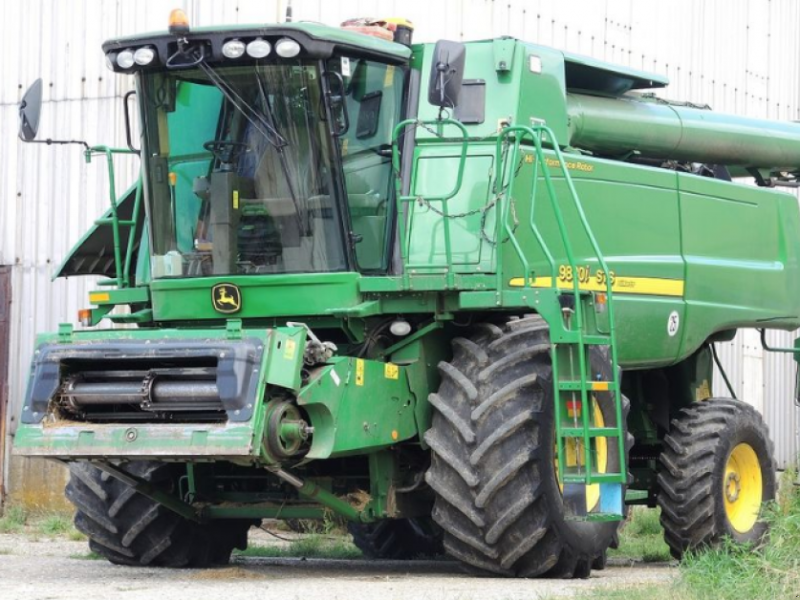 Oldtimer-Mähdrescher des Typs John Deere 9880i STS, Neumaschine in Чорномор'ївка (Bild 1)