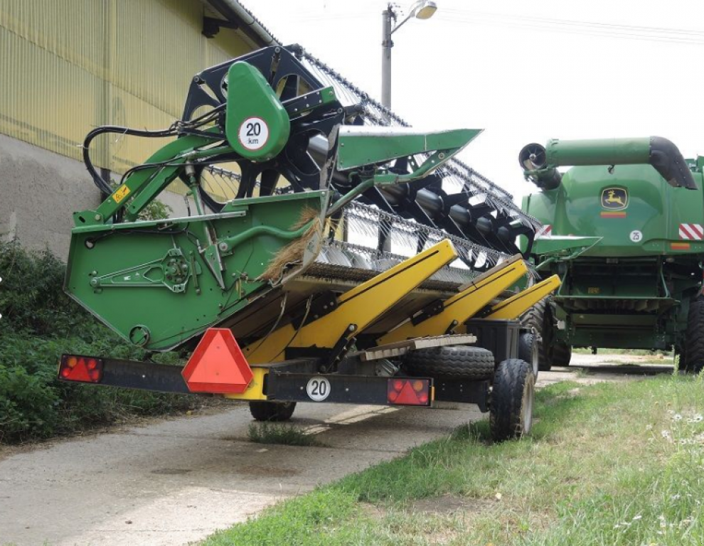 Oldtimer-Mähdrescher des Typs John Deere 9880i STS, Neumaschine in Чорномор'ївка (Bild 5)