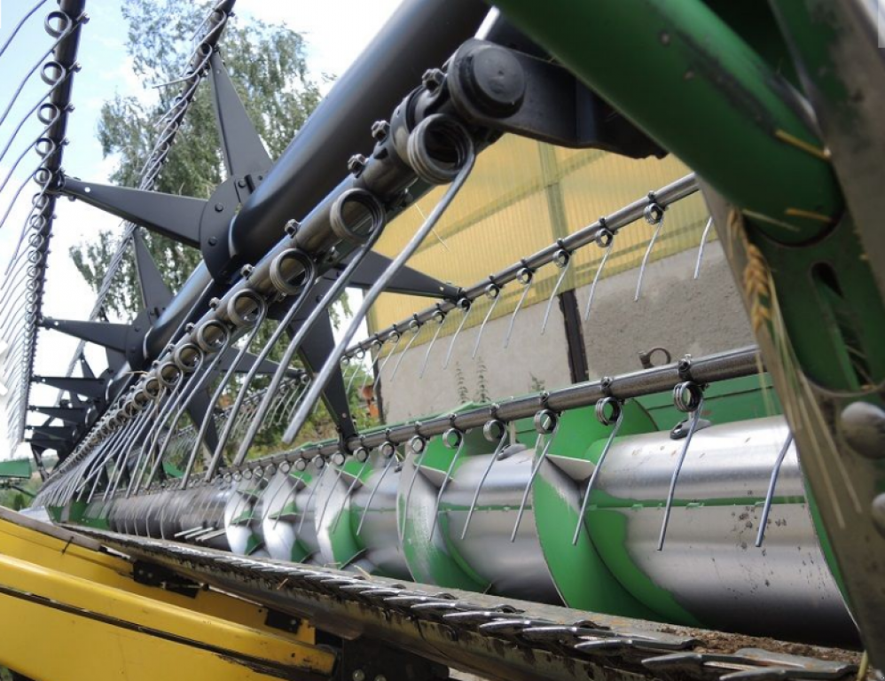 Oldtimer-Mähdrescher des Typs John Deere 9880i STS, Neumaschine in Чорномор'ївка (Bild 7)