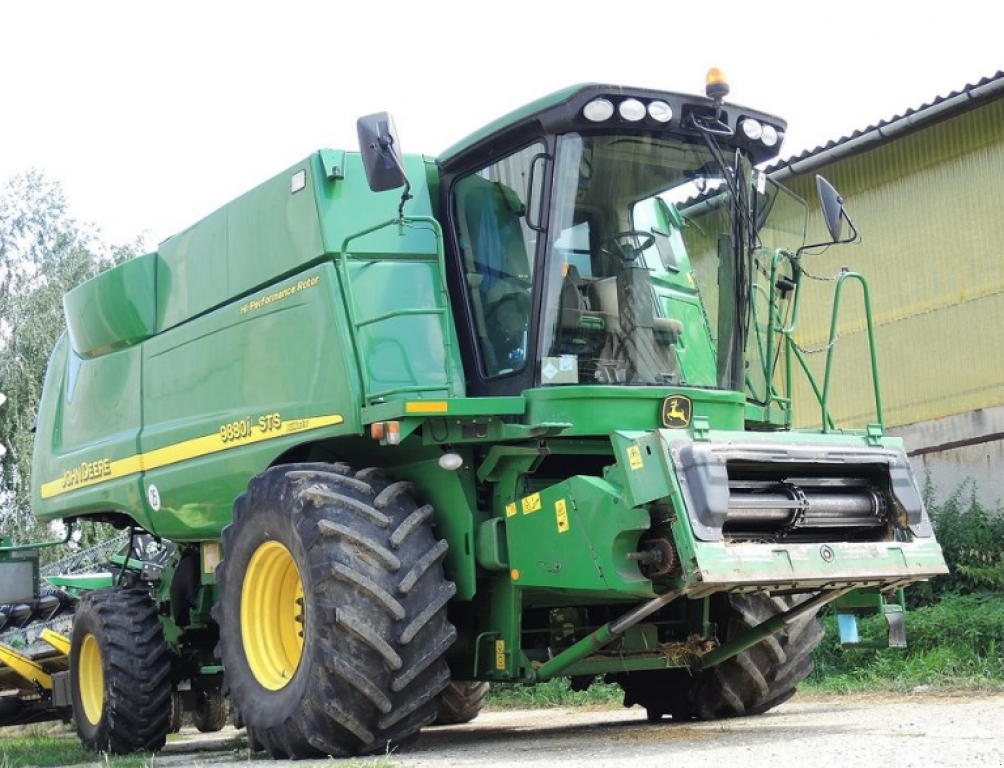 Oldtimer-Mähdrescher des Typs John Deere 9880i STS, Neumaschine in Чорномор'ївка (Bild 2)