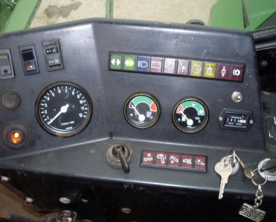 Oldtimer-Mähdrescher des Typs John Deere 1075, Neumaschine in Чернівці (Bild 5)