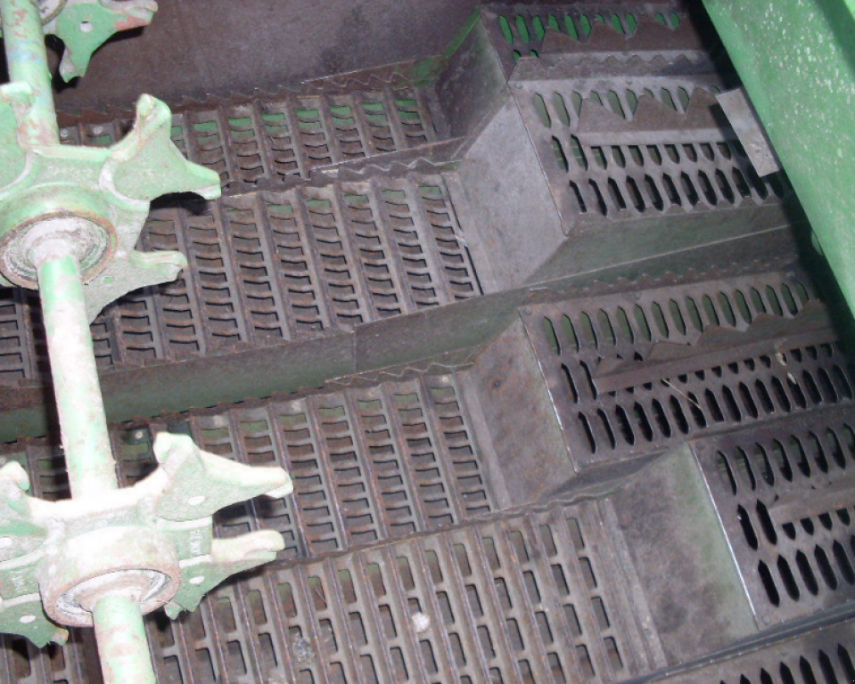 Oldtimer-Mähdrescher des Typs John Deere 1075, Neumaschine in Чернівці (Bild 9)