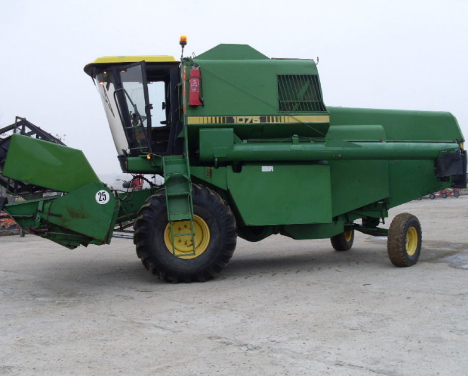 Oldtimer-Mähdrescher des Typs John Deere 1075, Neumaschine in Чернівці (Bild 3)
