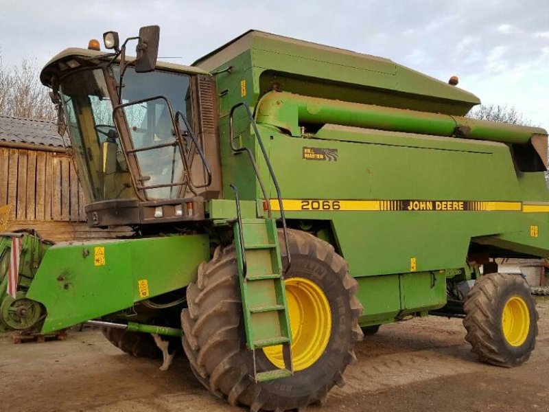 Oldtimer-Mähdrescher des Typs John Deere 2066, Neumaschine in Чернівці