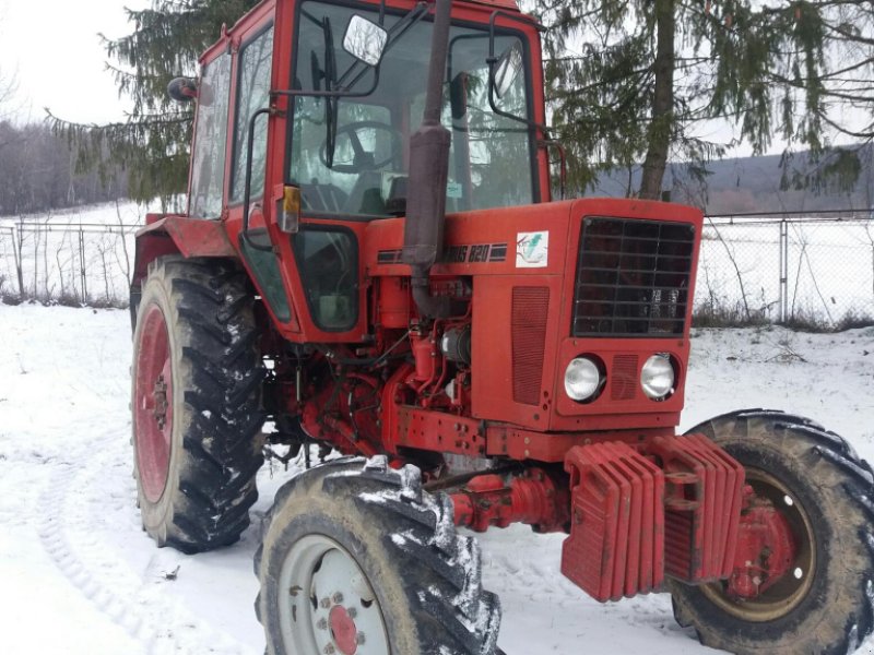 Oldtimer-Traktor des Typs Belarus Беларус-820, Neumaschine in Чернівці