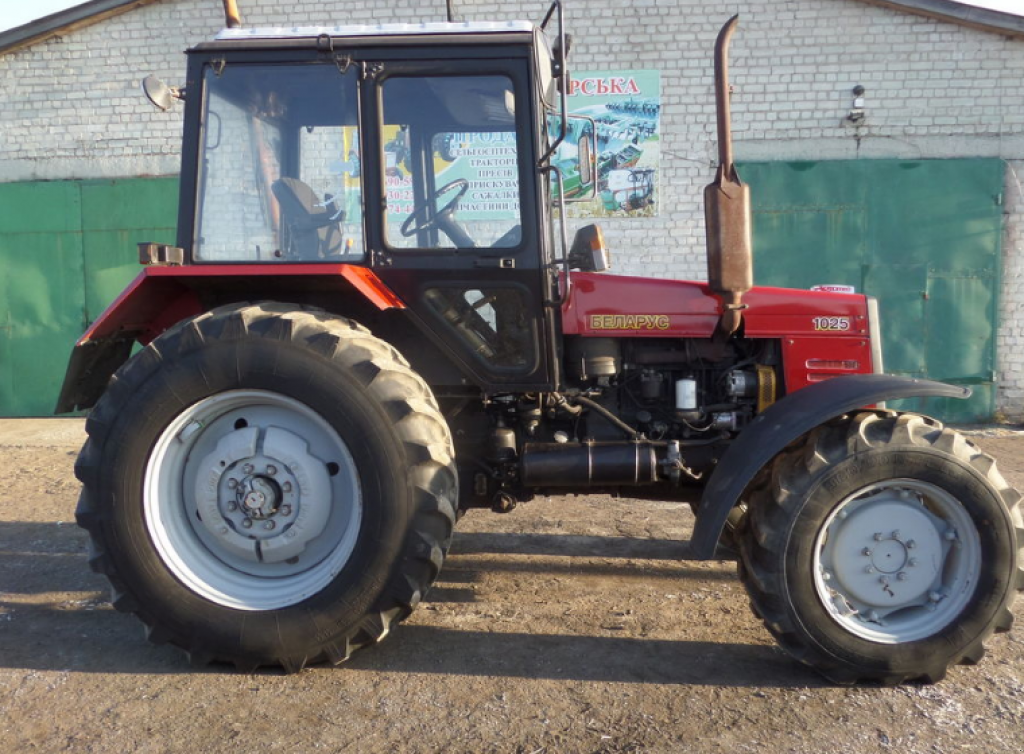 Oldtimer-Traktor des Typs Belarus Беларус-1025, Neumaschine in Стара Вижівка (Bild 2)