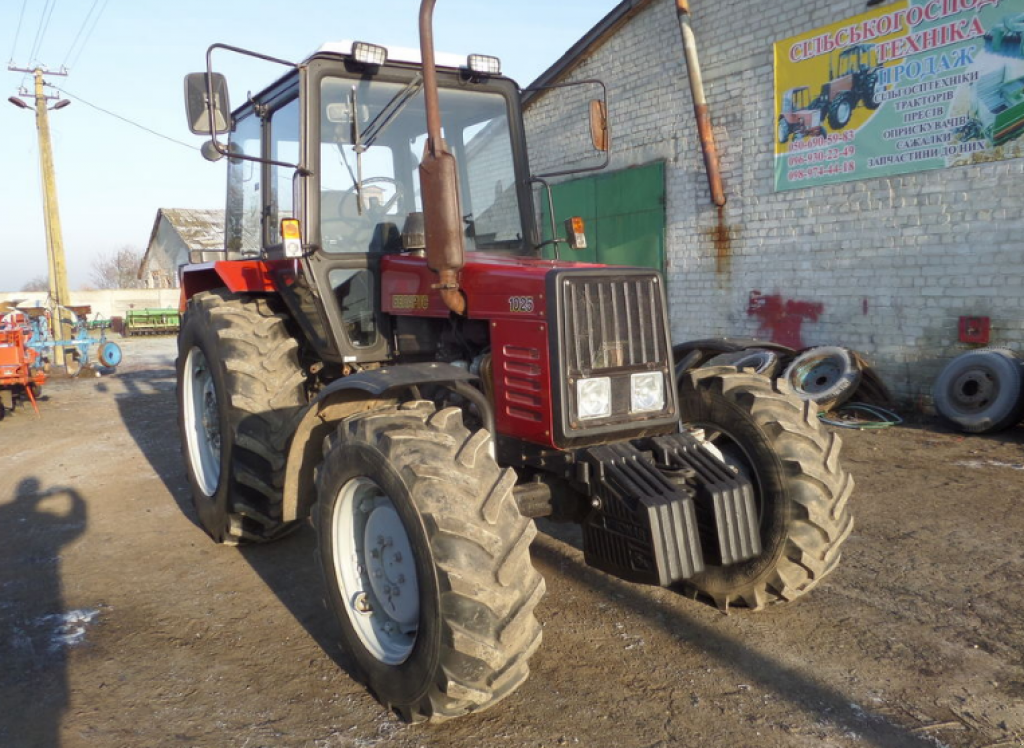 Oldtimer-Traktor des Typs Belarus Беларус-1025, Neumaschine in Стара Вижівка (Bild 8)
