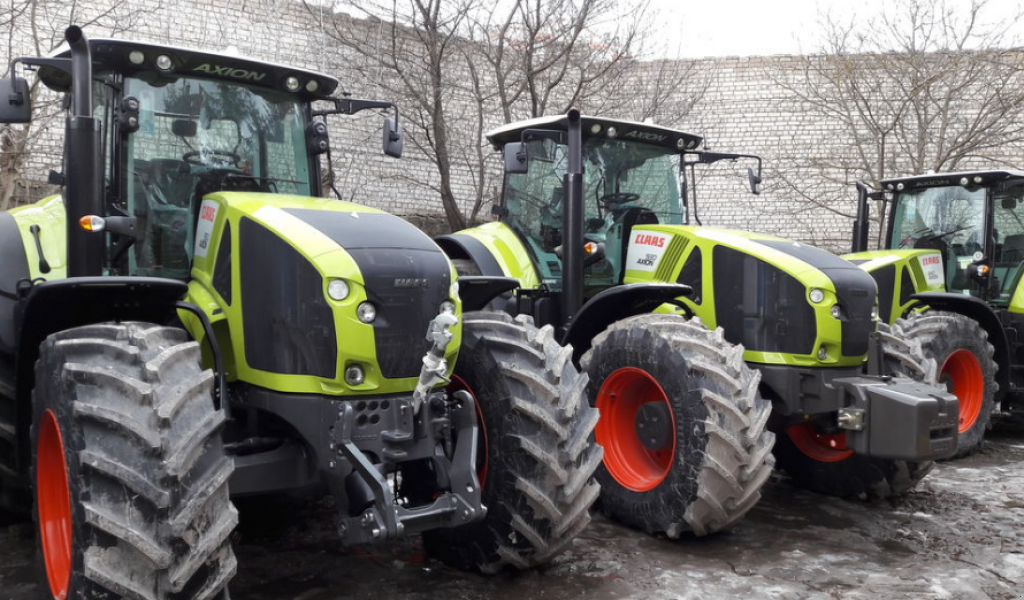 Oldtimer-Traktor des Typs CLAAS Axion 920, Neumaschine in Івано-Франківськ (Bild 1)