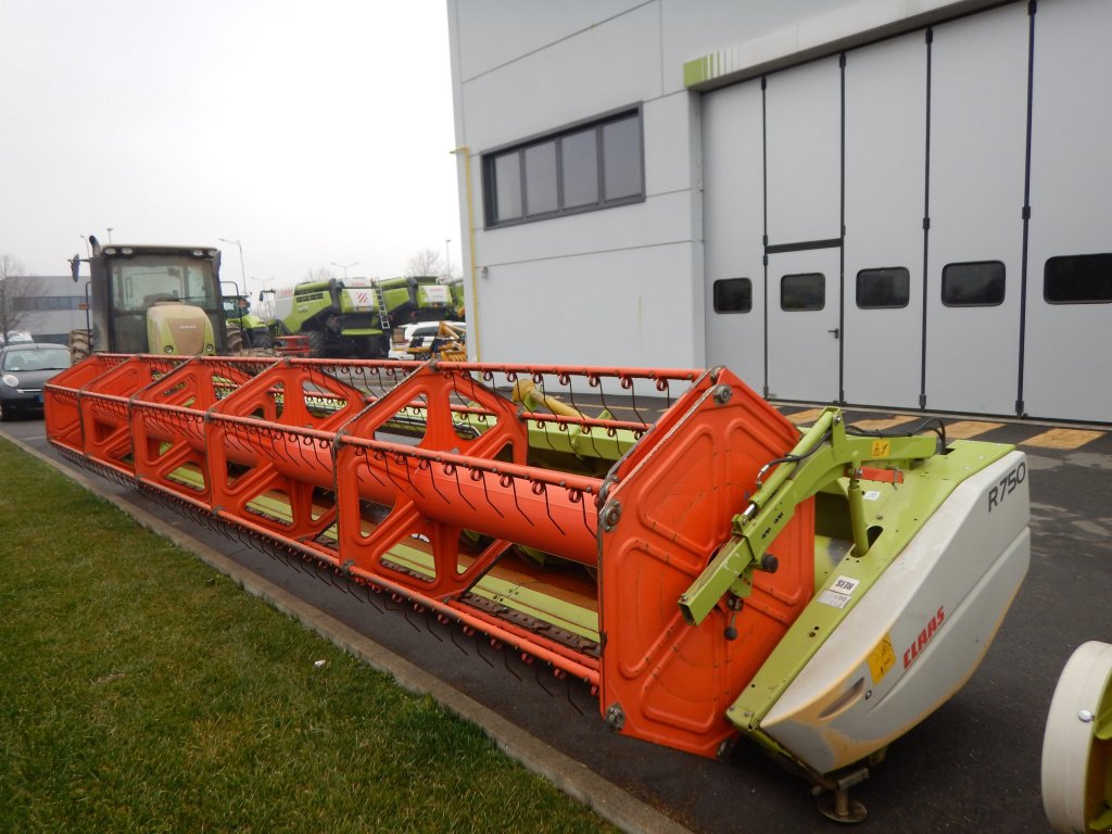 Oldtimer-Mähdrescher des Typs CLAAS Lexion 760, Neumaschine in Київ (Bild 3)