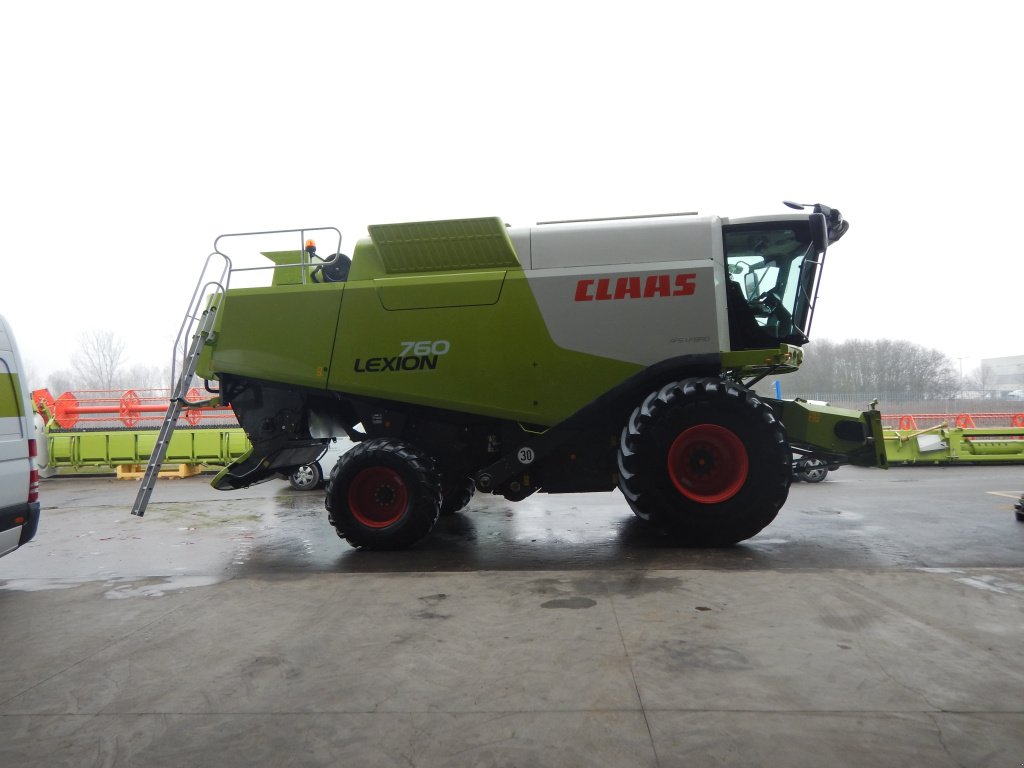 Oldtimer-Mähdrescher des Typs CLAAS Lexion 760, Neumaschine in Київ (Bild 2)